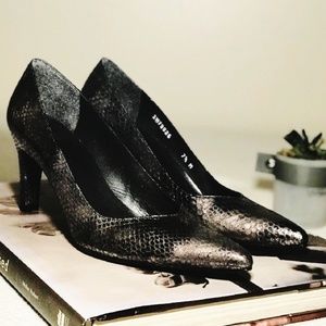 STUART WEITZMAN metallic silver snakeskin pumps